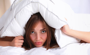 אישה במיטה (צילום: lenetstan, Shutterstock)