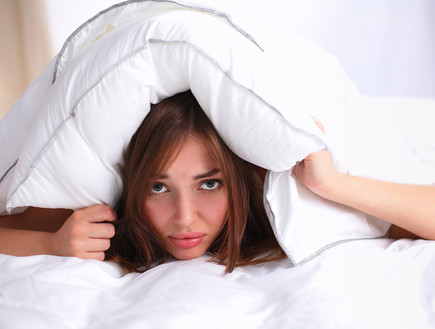 אישה במיטה (צילום: lenetstan, Shutterstock)