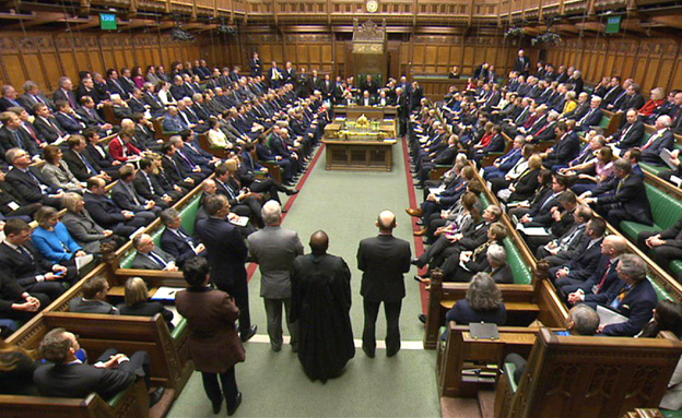 דקת דומייה בפרלמנט הבריטי, הבוקר (צילום: SKY NEWS)