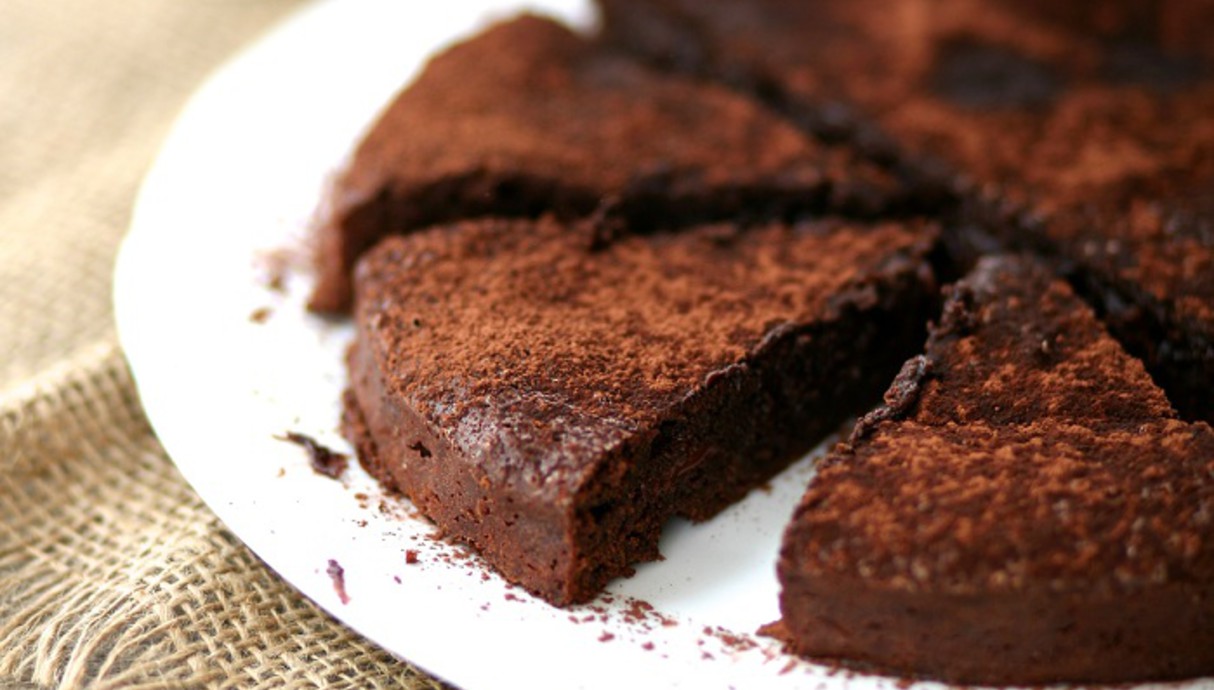 עוגת בראוניז שוקולד (צילום: קרן אגם, mako אוכל)