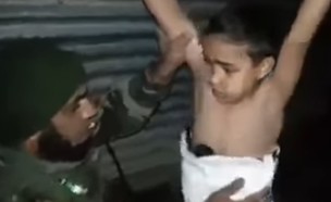 דאעש שם פצצה על ילד (צילום: צילום מסך טוויטר)