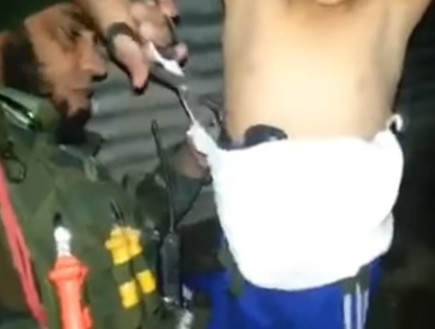 דאעש שם פצצה על ילד (צילום: צילום מסך טוויטר)