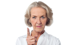 זקנה כועסת (צילום: Shutterstock)