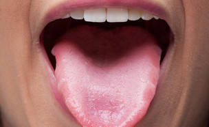 אישה מוציאה לשון (צילום: Kues, Shutterstock)