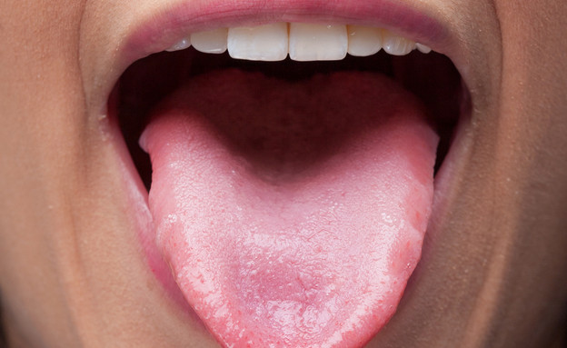 אישה מוציאה לשון (צילום: Kues, Shutterstock)