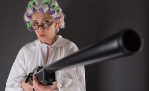 זקנה עם אקדח (צילום: Shutterstock)