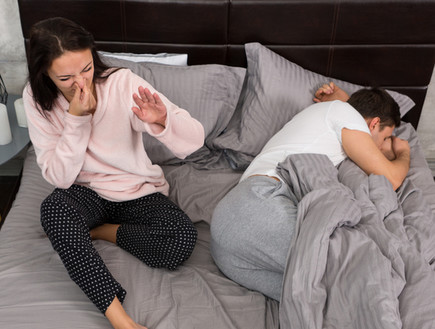 זוג במיטה ריח רע (צילום: Shutterstock)