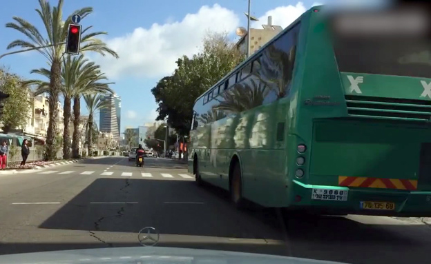 דקה של עבירות תנועה ביום בישראל, מעבר באדום (צילום: חדשות 2)
