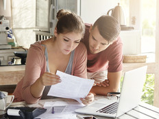 זוג צעיר בודק ניירת