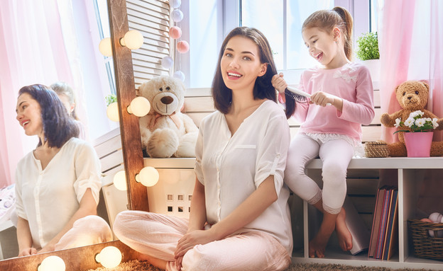 שיער קצר ילדה מסרקת את אמא חדר בנות