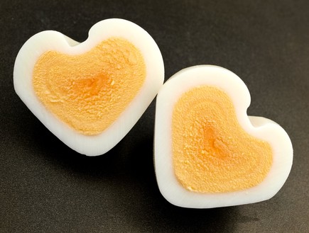 ביצה קשה בצורת לב (צילום: Mariyana M, Shutterstock)