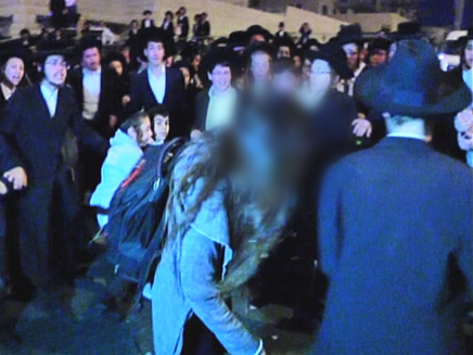 חרדים צועקים על בחורה במהלך הפגנה שיקסע (צילום: חדשות 2)