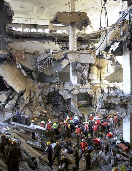צוותי הצלה אחרי התמוטטות אולמי ורסאי בירושלים (צילום: Pier Paolo Cito, ap)