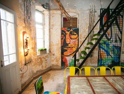 בית המידות, הלאונג', חדר ישיבות בסגנון אמנות רחוב-כיסא ונורת קיר (צילום: אייל גזיאל)