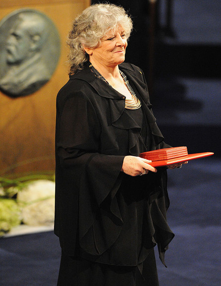 עדה יונת מקבלת את פרס נובל (צילום: Pascal Le Segretain, GettyImages IL)