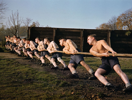 חיילים בריטים מתאמנים 1943 (צילום: Fox Photos, GettyImages IL)