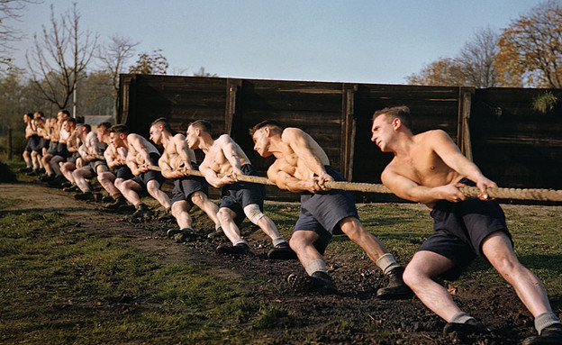 חיילים בריטים מתאמנים 1943 (צילום: Fox Photos, GettyImages IL)