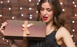 עובדת מקבלת מתנה (צילום: Shutterstock)