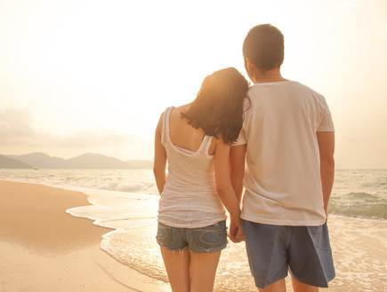זוג על החוף (צילום: Shutterstock)