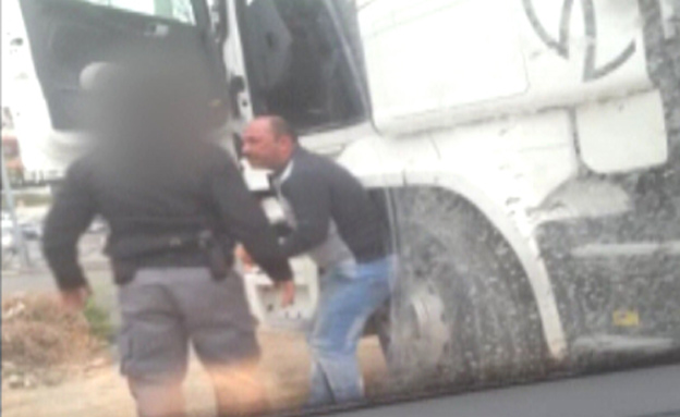 שוטר מכה נהג פלסטיני (צילום: חדשות 2)