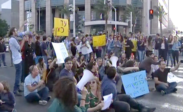הפגנה וחסימת כבישים מול מסיבת העיתונאים של כחלון (צילום: חדשות 2)