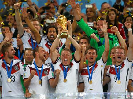 גרמניה מניפה את גביע העולם. מסתמן טורניר שונה בתכלית (Getty) (צילום: ספורט 5)
