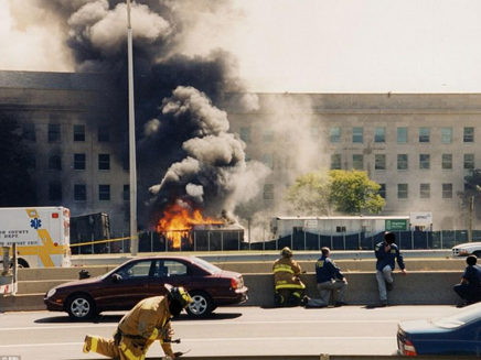 הפנטגון בוער אחרי פגיעת המטוס (צילום: FBI)