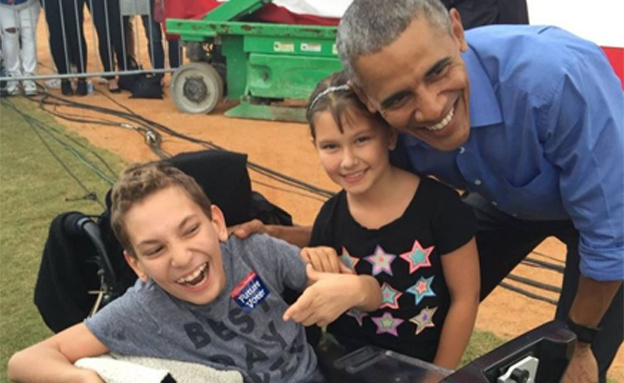 נשיא ארה"ב לשעבר ברק אובמה עם ילדים עם א (צילום: באדיבות המשפחה)