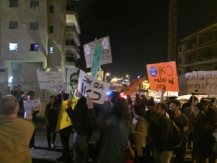 המפגינים מול ביתו של ביטן (צילום: חדשות 2)