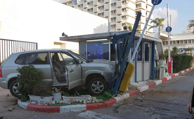 הרכב לאחר ההתנגשות (צילום: אבטחה בית החולים 