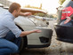 שני גברים מסתכלים על מכוניות שעברו תאונת דרכים (אילוסטרציה: Shutterstock)