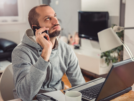 גבר מדבר בטלפון (אילוסטרציה: Shutterstock)