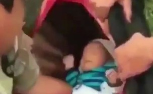 תינוק בבהמה (צילום: יוטיוב)