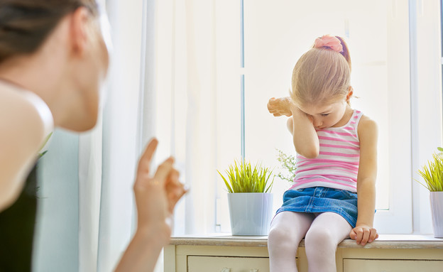 אמא כועסת על ילד (צילום: Shutterstock)