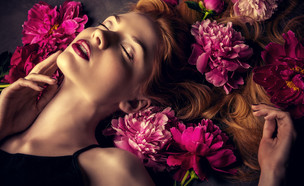 אישה בשדה פרחים (צילום: Shutterstock)