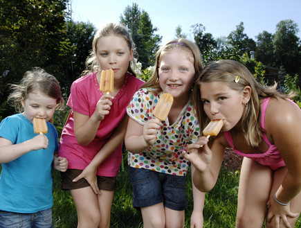 ילדות אוכלות ארטיקים (אילוסטרציה: Shutterstock)