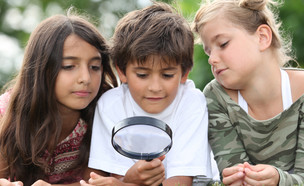 ילדים עם זכוכית מגדלת (צילום: Shutterstock)