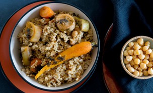 אורז מלא עם חומוס, צימוקים וירקות שורש (צילום: ענבל כבירי, mako אוכל)
