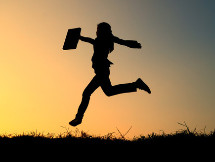 אשת עסקים קופצת מול השקיעה אשת עסקים קופצת מול השקיעה