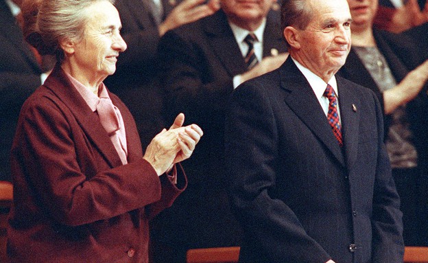 ניקולאי ואלנה צ'אוצ'סקו 1989 (צילום: ap)