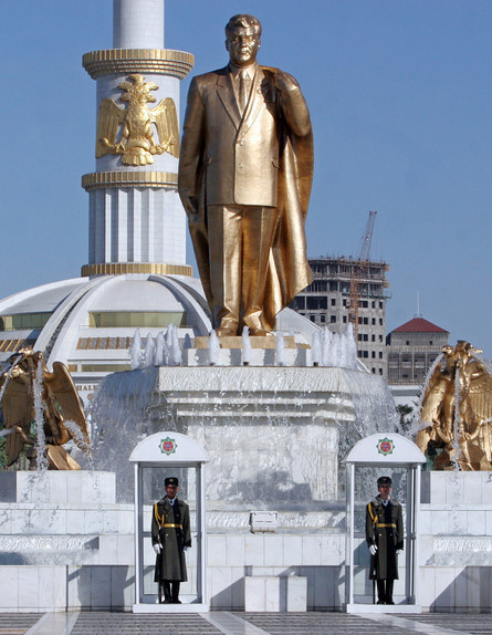פסל של נשיא טורקמניסטן ספרמוראט ניאזוב (צילום: ap)