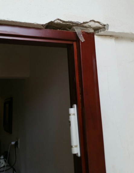 משקוף דלת ששברו שוטרי משטרת אילת (צילום:  שמעון איפרגן)