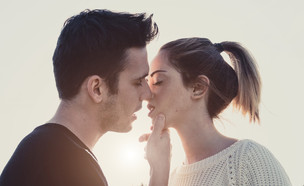 זוג באמצע נשיקה (צילום: Shutterstock, מעריב לנוער)