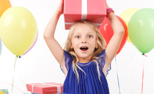 ילדה מקבלת מתנה  (צילום: Shutterstock)