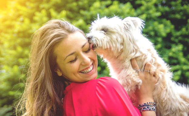 אישה וכלב (צילום: Kar Tr, Shutterstock)
