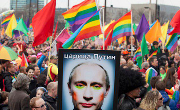 התמונה האסורה במהלך הפגנות של הקהילה הגאה במוסקבה (צילום: רויטרס)