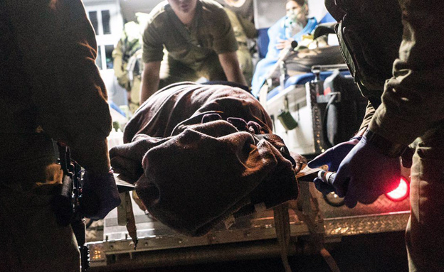 פצוע סורי מפונה ע"י חיילי צה"ל (צילום: דובר צה"ל)