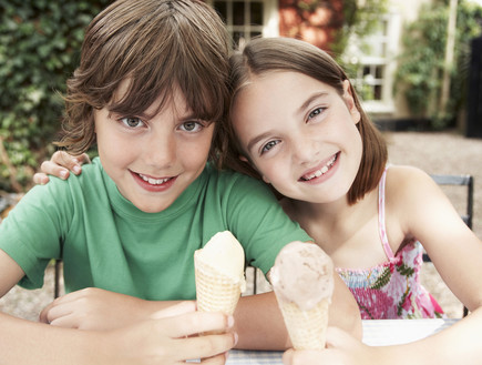 ילדים אוכלים גלידה (צילום: Shutterstock)
