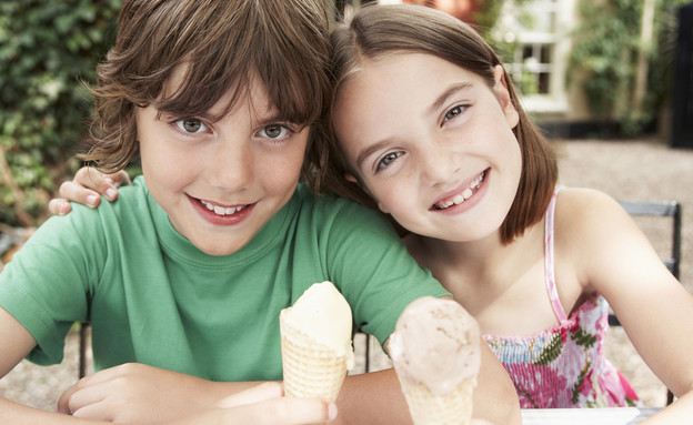 ילדים אוכלים גלידה (צילום: Shutterstock)