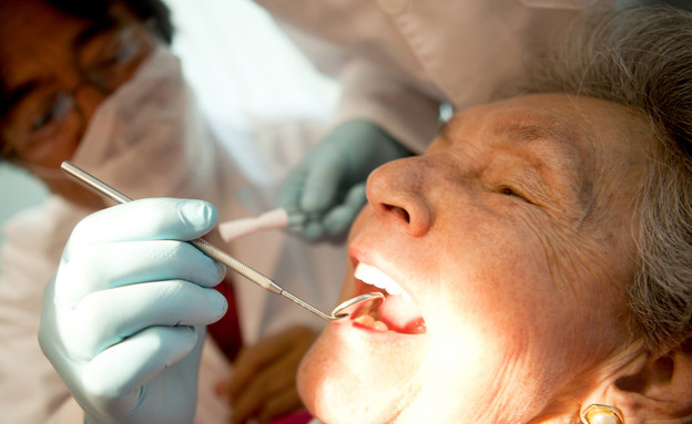 טיפולי שיניים לניצולי שואה (צילום: ESB Professional, Shutterstock)